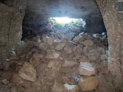 Proseguiamo. A sinistra raggiungiamo il locale pi� ampio: un vano di circa 40 metri quadri per met� interrato, illuminato dalla poca luce che proviene dall�esterno